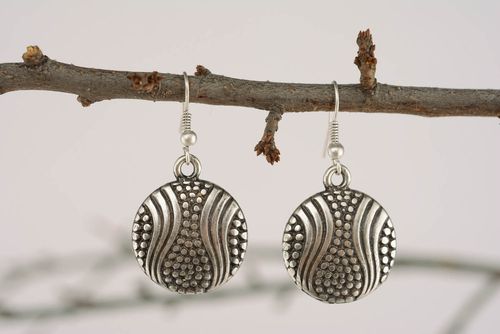 Boucles doreilles rondes en métal argenté  - MADEheart.com