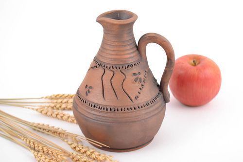 Kleine Kanne für Wasser und Milch in brauner Farbe künstlerische Handarbeit toll - MADEheart.com