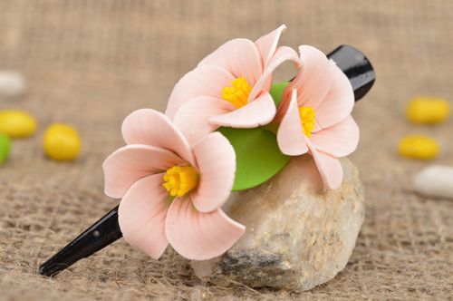 Pinza para el pelo con flores de arcilla polimérica hecha a mano hermosa - MADEheart.com