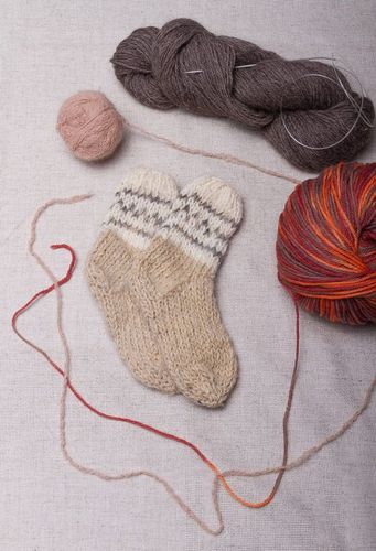 Soft woolen childrens socks - MADEheart.com