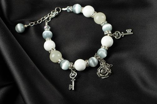 Schönes Armband aus echten Steinen - MADEheart.com