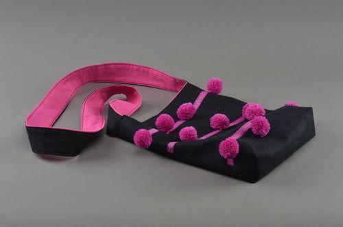 Sac à main bandoulière fait main avec pompons accessoire de créateur pour femme - MADEheart.com