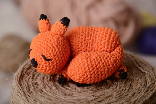 Knitted toy fox - MADEheart.com