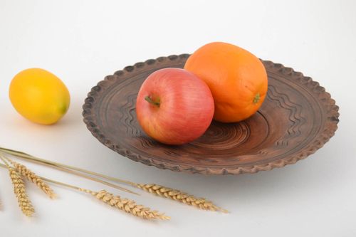 Assiette plate en terre cuite marron faite main technique de cuisson au lait - MADEheart.com