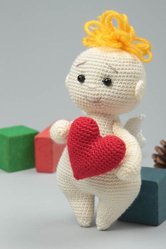 Peluche para niños artesanal regalo original juguete tejido Ángel con corazón - MADEheart.com
