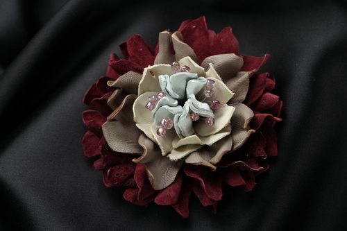 Spilla grossa in pelle fatta a mano accessorio originale a forma di fiore - MADEheart.com
