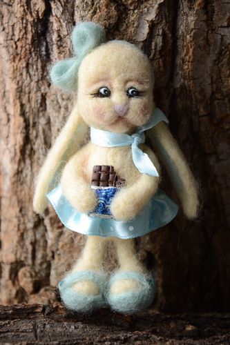 Handmade Kuscheltier Hase mit Schokolade Filz Spielzeug Geschenk für Kinder  - MADEheart.com