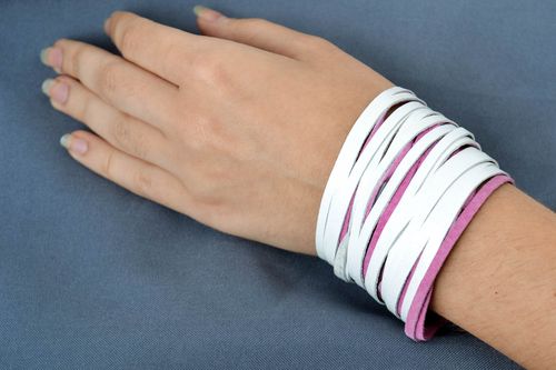 Handmade breites Leder Armband Designer Schmuck Accessoire für Frauen rosa weiß  - MADEheart.com