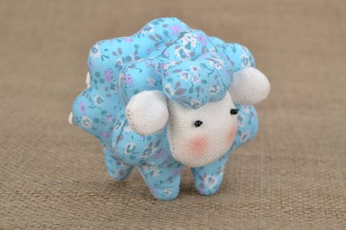 Pecorella in stoffa fatta a mano pupazzo di peluche giocattolo per bambini - MADEheart.com