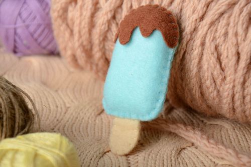 Eis Kühlschrankmagnet aus Filz braun blau handmade Schmuck für Haus Dekor - MADEheart.com