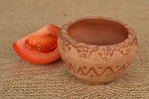 Saleiro de cerâmica feito de argila na tecnica de moagem - MADEheart.com