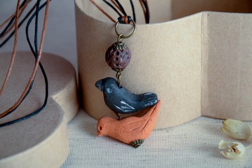 Handmade Schmuck Anhänger aus Ton Frauen Accessoire Schmuck aus Keramik Vögel - MADEheart.com