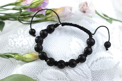 Pulsera de cuentas negras bisutería artesanal accesorio de moda regalo original - MADEheart.com