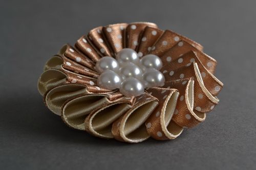 Coletero para el cabello de cintas de raso con forma de flor beige hecho a mano - MADEheart.com