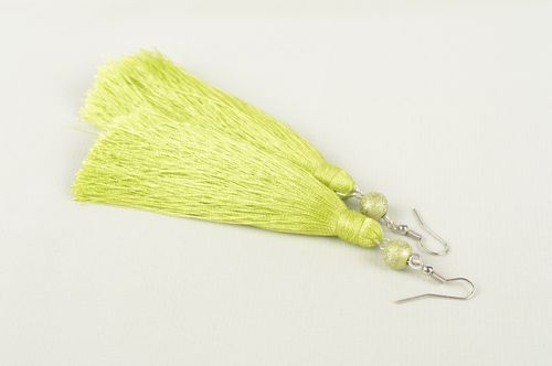 Pendientes artesanales de hilos amarillos bisutería de moda regalo original - MADEheart.com