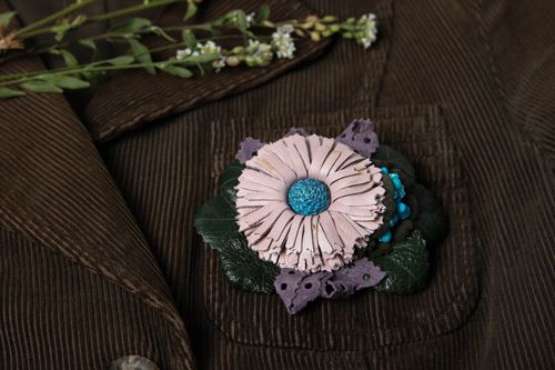 Spilla a forma di fiore fatta a mano fermaglio originale di cuoio naturale - MADEheart.com