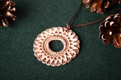 Schmuck handgemacht Frauen Accessoire Schmuck aus Keramik Ton Anhänger rosa hell - MADEheart.com