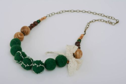 Collar de lana en técnica de fieltro verde en cadenita estiloso artesanal - MADEheart.com