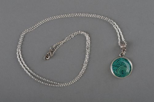 Runder schöner stilvoller modischer grüner Anhänger mit Epoxidharz handgefertigt - MADEheart.com