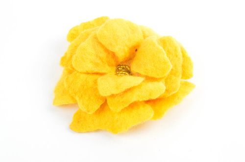 Broche fleur faite main Bijou fantaisie fleur Accessoire original pour femme - MADEheart.com
