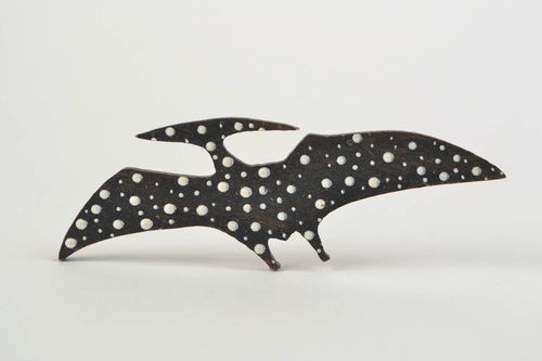 Broche en bois peinte de couleurs acryliques faite main noire Ptérodactyle - MADEheart.com