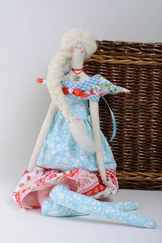 Muñeca de tela de pelo largo en vestido azul artesanal - MADEheart.com
