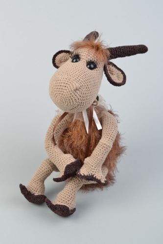 Juguete de peluche tejido a ganchillo artesanal cabrita para niños - MADEheart.com