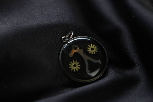 Pendentif steampunk rond en métal artisanal - MADEheart.com