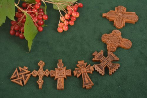 Anhänger Set handmade Schmuck Kettenanhänger Kreuze aus Holz 7 Stück braun - MADEheart.com
