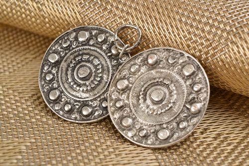 Ensemble de broche et pendentif en métal ronds faits mains originaux Bouclier - MADEheart.com