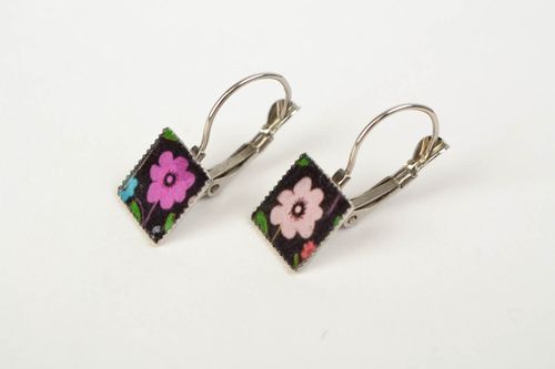 Small handmade decoupage square earrings with flowers and English fastener - MADEheart.com