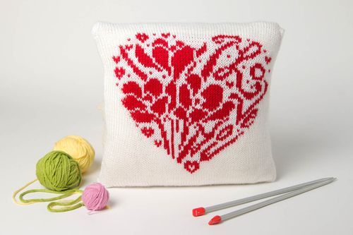 Deko Kissen mit Herzen handmade Wohn Accessoire Wohnzimmer Deko mit Kissenbezug - MADEheart.com