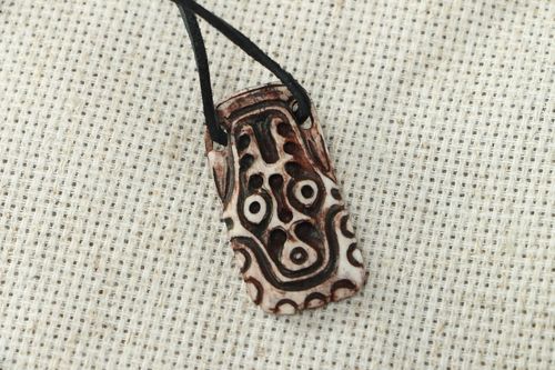 Colgante de estilo étnico hecho de hueso de vaca Liebre chamán - MADEheart.com