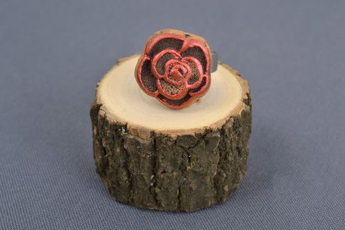 Regulierbarer handgemachter Ton Ring mit Blume und Metallfurnitur für modische Damen - MADEheart.com