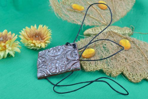 Ciondolo in ceramica naturale fatto a mano pendente etnico in ceramica  - MADEheart.com