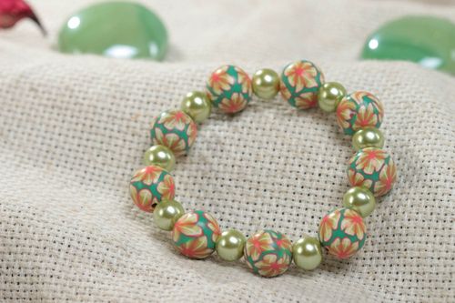 Stretch line wrist bracelet in pale green colors for women - MADEheart.com