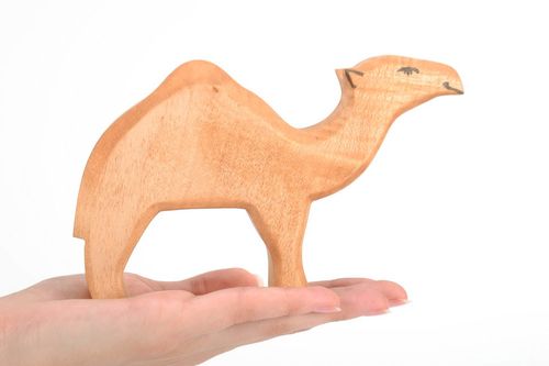 Figurine en bois Chameau faite main - MADEheart.com