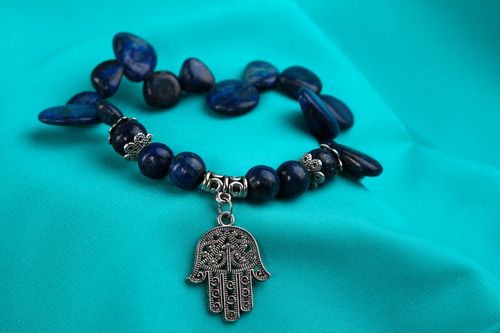 Bracelet en lapis-lazuli Bijou fait main bleu avec khamsa Cadeau femme - MADEheart.com
