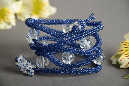 Breites blaues Armband aus Glasperlen künstlerischer handmade Schmuck für Frauen - MADEheart.com