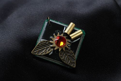 Colgante cuadrado con cristal de estilo cyberpunk  - MADEheart.com