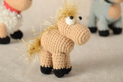 Peluche cheval faite main Jouet tricoté en coton au crochet Cadeau pour enfant - MADEheart.com