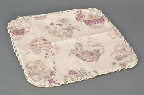 Taie doreiller en tissu beige avec imprimé carrée avec dentelle faite main - MADEheart.com