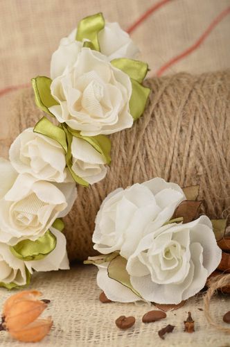 Ensemble de broche et serre-tête avec fleurs blanches faits main 2 pièces - MADEheart.com