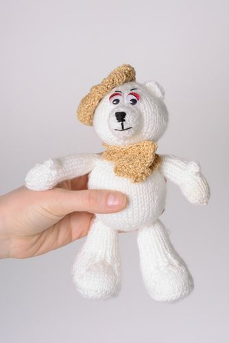 Мягкая игрушка мишка белый вязаный спицами в шапочке и шарфе ручная работа - MADEheart.com
