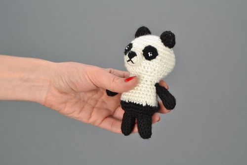 Brinquedo de malha feito à mão Panda - MADEheart.com