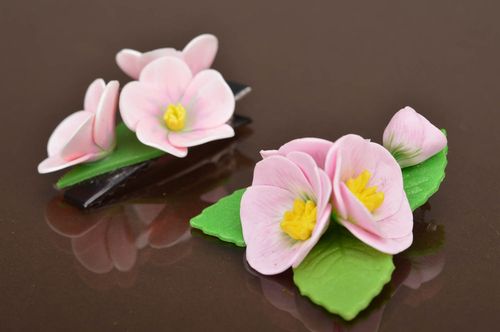 Schmuckset aus Polymer Ton handmade 2 Stück Haarklammer und Brosche mit Blumen  - MADEheart.com