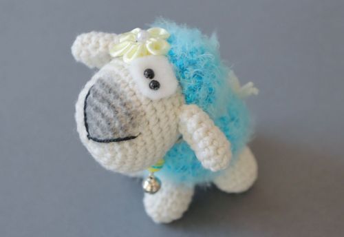 Jouet mou tricoté mouton fait main  - MADEheart.com