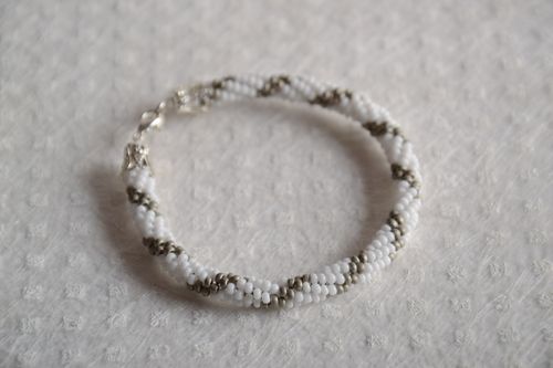 Schönes weißes handmade Armband aus böhmischen Glasperlen in Form der Litze - MADEheart.com