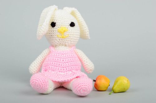 Doudou lapin en robe fait main Jouet tricot au crochet Cadeau enfant original - MADEheart.com