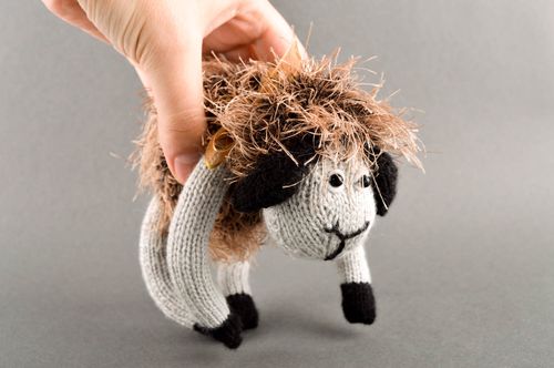 Peluche faite main Jouet tricoté Idée Cadeau enfant original Brebis mignonne - MADEheart.com